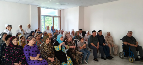 В Доме ветеранов с.Сурхахи артисты Молодежного театра показали спектакль "Хьамсара нус" 0
