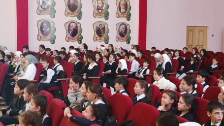 Показ спектакля "Современные дела" в СОШ №18 г. Назрань 1