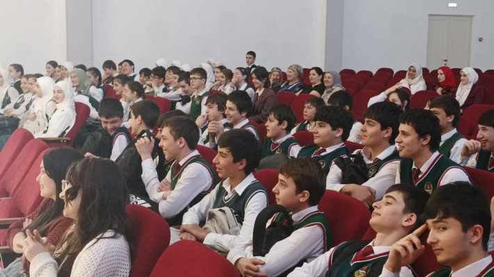 Показ спектакля ""Современни гIулакхаш" ("Современные дела") для учащихся СОШ № 19