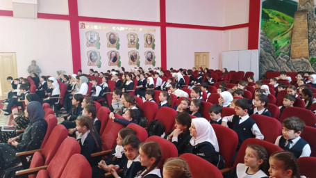 Показ спектакля "Современные дела" в СОШ №18 г. Назрань 2