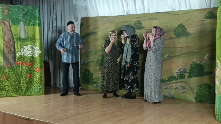 Школьникам с.Эберг-юрт (ст. Троицкая) представили спектакль "Современные дела" 3