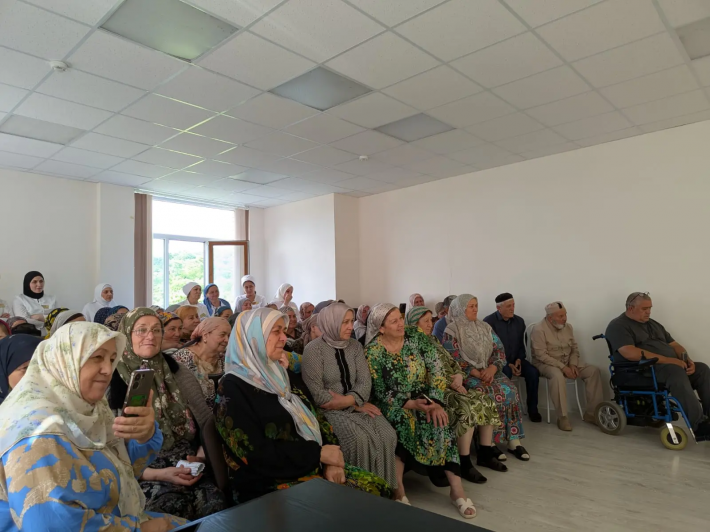 В Доме ветеранов с.Сурхахи артисты Молодежного театра показали спектакль "Хьамсара нус"