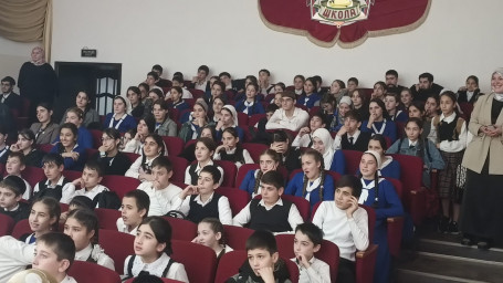 Актеры Ингушского молодёжного театра РИ показали спектакль "Современные дела" 0